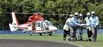 ヘリは野球場に着陸。負傷者は、救急隊へ引き継ぎ搬送された