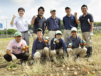 「張り切って玉ねぎの収穫をしています！」チャレンジフィールドのメンバーと市職員、吉野家ファームの社員たち