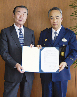 協定書を持つ樫村裕署長（右）と榊原滋理事長