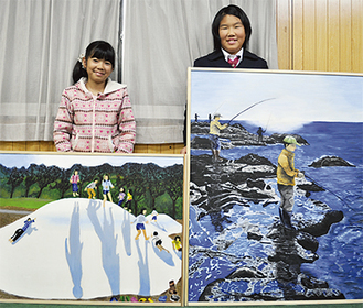 油絵を展示する新居田りかさん（右）、さわさん（左）
