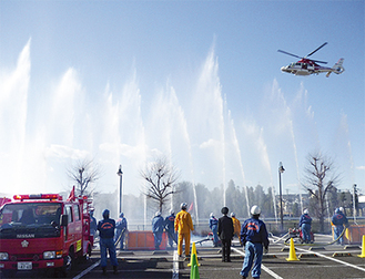 消防団による一斉放水ほか、ヘリコプターによる放水も（写真は昨年）