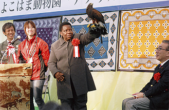 タンザニア大使（中央）もバードショーに挑戦