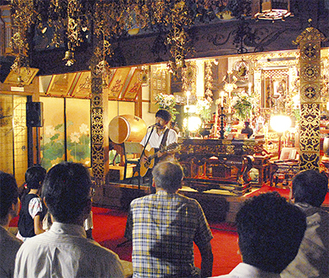 徳恩寺のお堂で開かれたアコースティックライブ