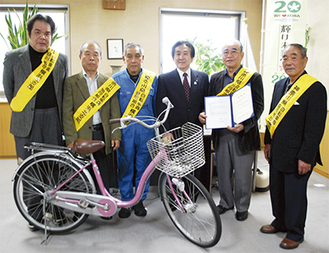 締結式に参加した徳江区長（右から３番目）と横浜北支部の役員ら