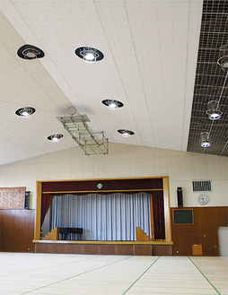 荏子田小学校内体育館の「つり天井」