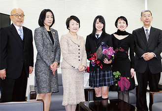 市長から花束を受け取った前田さん（右から３人目）