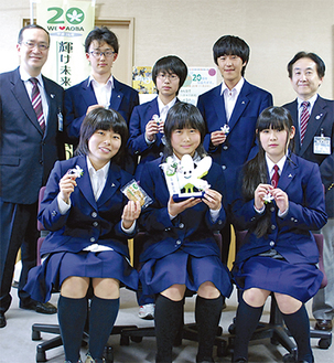 奈良中学校生徒会のメンバーと徳江区長（後列右）、大野副区長