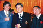 親交のあるセルジオ越後さん（左）、川渕三郎元チェアマン（中）と（95年撮影）