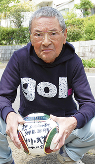 元日本代表の岡田監督から贈られたボールを持つ村上さん