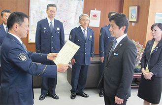 感謝状を読み上げる北川署長（左）