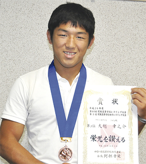 関東３位の賞状とメダルを手にする大越選手