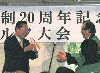 寄付金を受け取る松澤会長（左）