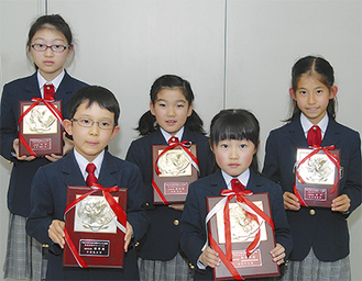 受賞の喜びを語った（左から）戸田さん、井堀君、倉増さん、梅垣さん、太佐さん