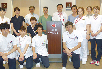 ▲東田センター長（後列右から3番目）を中心に、糖尿病内科医、整形外科医、透析医らで総合的な治療を行う「創傷ケアチーム」