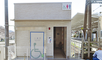 「こどもの国駅」改札脇に整備された公衆トイレ＝3月30日撮影