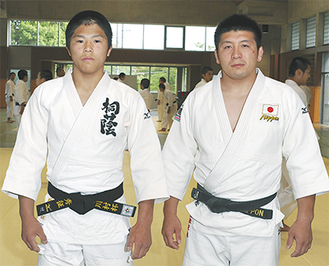 得意技は背負い投げという共通点を持つ、石郷岡選手（左）と、恩師の高松監督