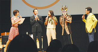 鈴江奈々さん（左）の進行で、同校にちなんだクイズ「雑学王選手権」も