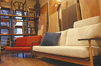 温かみある家具を多数取り揃え。お気に入りの逸品を見つけてみては。