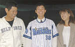 ベイ山下選手のユニホームを着て、両親と喜びを分かち合う柴田選手