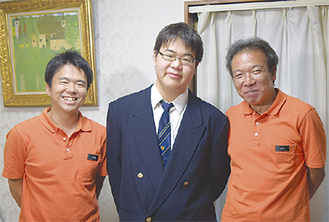 受賞した山口さんと後藤さん（左）、高見さん（右）