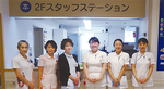 笑顔あふれる病棟の看護師たち