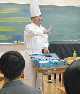 道具を説明するパン職人の山本さん