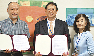 協定書を手にする（左から）浅川学部長、福田理事長、福田園長