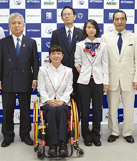成田選手（左から２人目）と辻選手