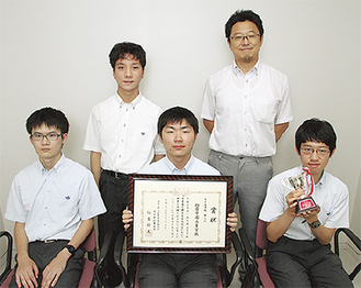 選手権に出場した囲碁部メンバー。前列左から福田君、山岡君、高嶋君。後列左から神谷君、三浦顧問