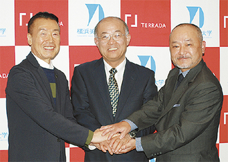 左から中野代表、岡本学長、浅川学部長