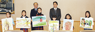 受賞者（佐藤さんは左から児童３人目）