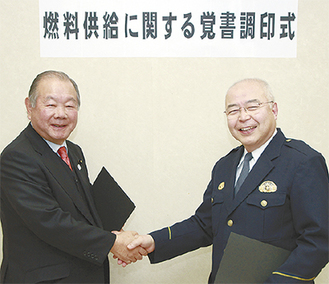 覚書を交わす飯田代表（左）と高橋署長