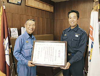 感謝状を手にする徳江団長（左）と渕上署長