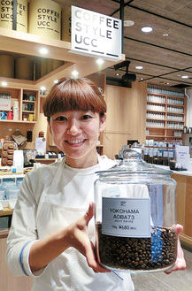 「各区のコーヒーをぜひ飲み比べて下さい」と小石川店長。焙煎豆の販売やイートインもある