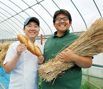 グリーンの小麦を使ったフランスパンを手にする奥山さん（左）と長谷川さん