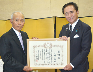 感謝状を受け取る志村さん（左）