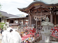 人形の「みたま」を天に