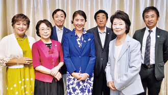 内田県議（中央）と支える会の役員