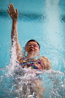 背泳ぎを練習する成田さん＝６月