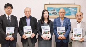 （右から）記念誌を持つ柏村代表、西川会長、後明校長、蕪木会長、京樂副校長
