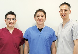 平島医師（中央）と久津川医師（左）、東医師。専門医の常勤３人体制となったことで週７日診療で、今まで以上にスムーズに検査を受けられる