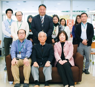 飯島代表（前列中央）や同会役員、ケアプラザの職員ら
