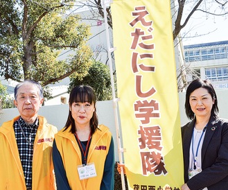 （右から）遠藤校長、守屋さん、鈴東さん