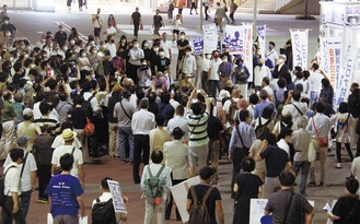 選挙戦で山中氏が最後の演説場所に選んだ桜木町駅前には多くの人が集まった（８月21日）