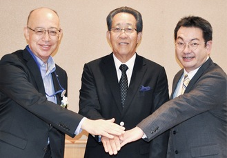 大会の成功に向けて努力する関係者。左から小澤区長、菊池運営委員長、小松会長（撮影時のみマスクを外しています）