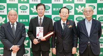 松澤理事長（中央右）、鈴木会長（同左）、協会役員