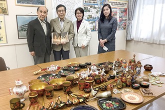 左から柏村代表、黒川さん、妻・久美子さん、後明校長