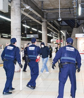 不審者を取り押さえる警察官ら