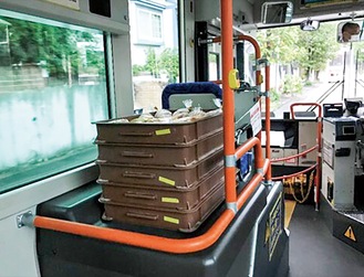 路線バスでパンを輸送＝同社提供