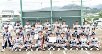 優勝の記念品を手に笑顔を見せる横浜青葉ボーイズの選手たち
